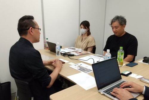 写真　101と大山の商談の様子（ジェトロ撮影）