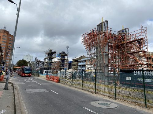 写真　高架式メトロの工事（ジェトロ撮影）