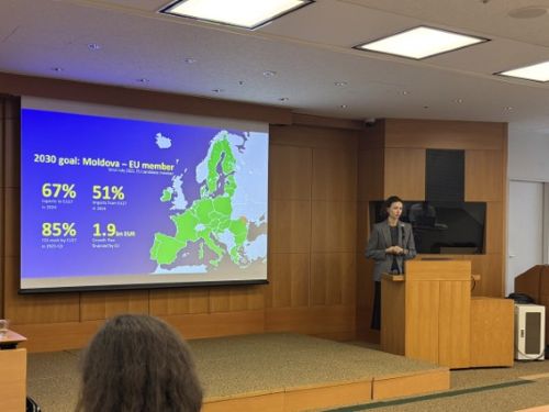 写真　ベジャン長官によるプレゼンテーション（ジェトロ撮影）