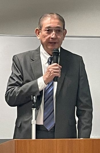 写真　オズモンド社長による講演（ジェトロ撮影）