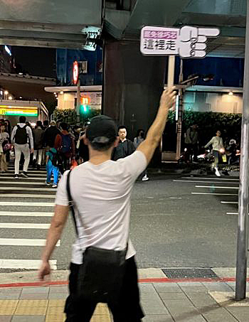 写真　リコール請求への署名を街頭で呼びかける市民（日本台湾交流協会提供）