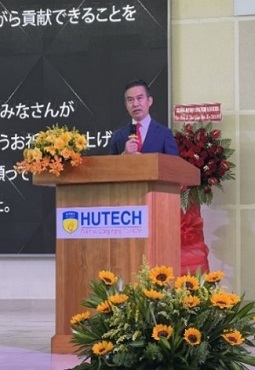 写真　ビエット学長の式辞（ジェトロ撮影）