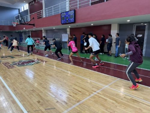 写真　反復横跳びの様子（ジェトロ撮影）