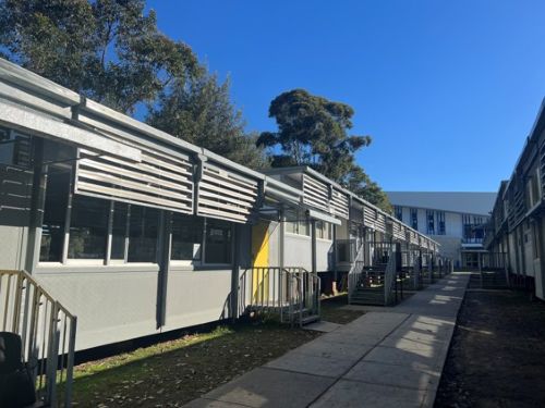 写真　校内敷地に設置されたIEC校舎（ジェトロ撮影）