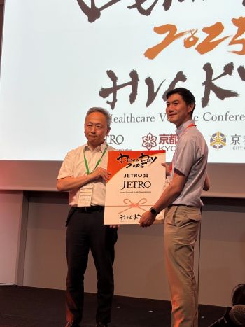 写真　「ジェトロ賞」を受賞した産業技術総合研究所の高松利寛氏（右）（ジェトロ撮影）
