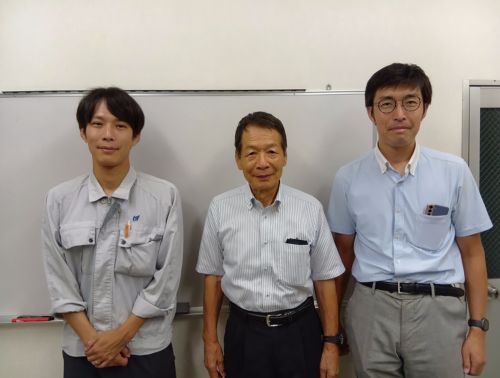 写真　（左から）ケービーエフの藤川知憲氏、藤川勝一社長、今川輝一営業部次長（ジェトロ撮影）