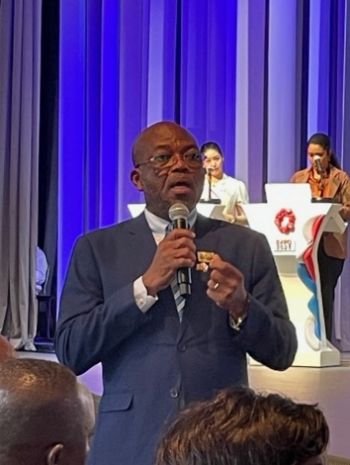 写真　質疑に答えるアコロザ貿易産業相（ジェトロ撮影）