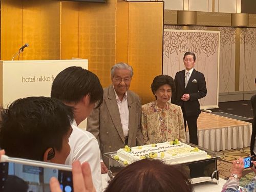 写真　福岡市での誕生祝賀会の様子（ジェトロ撮影）