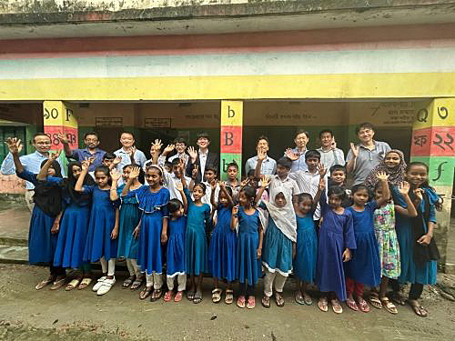 写真　ソンパラ小学校で公文式を学ぶ生徒（公文教育研究会提供）