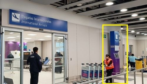 写真　新たに利用開始された到着出口。無料公衆電話（黄枠）は2カ所の到着出口の間にある（ジェトロ撮影）