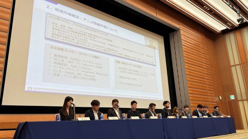 写真　ジェトロ担当者による「コンテンツ海外展開支援拠点」の紹介（ジェトロ撮影）