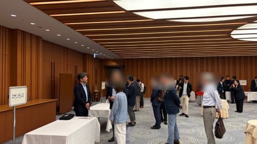 写真　シンポジウム後のネットワーキングの様子（ジェトロ撮影）