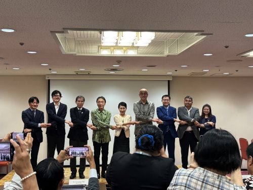 写真　フォーラム登壇者によるフォトセッション（ジェトロ撮影）