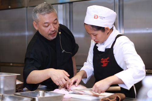 写真　おろし方講座（左は井上講師、右は受講者）（ジェトロ撮影）
