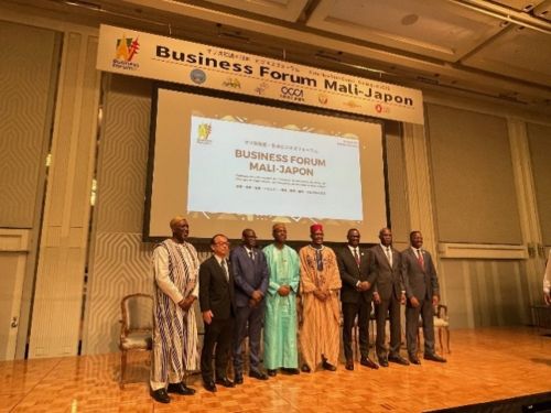 写真　登壇者によるフォトセッションの様子（ジェトロ撮影）