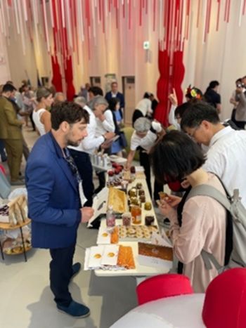 写真　試食会の様子（ジェトロ撮影）