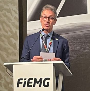 写真　ゼマ知事のスピーチ（ジェトロ撮影）