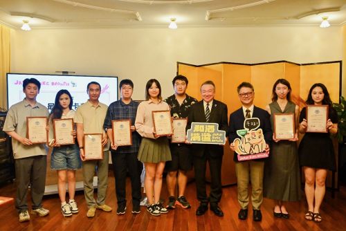 写真　在上海日本総領事公邸での表彰式（ジェトロ撮影）