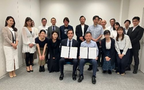写真　覚書調印後の記念撮影の様子（ジェトロ撮影）