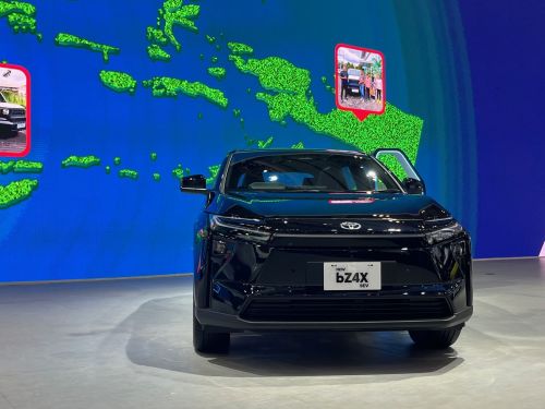写真　トヨタが発表した「bZ4X」（ジェトロ撮影）