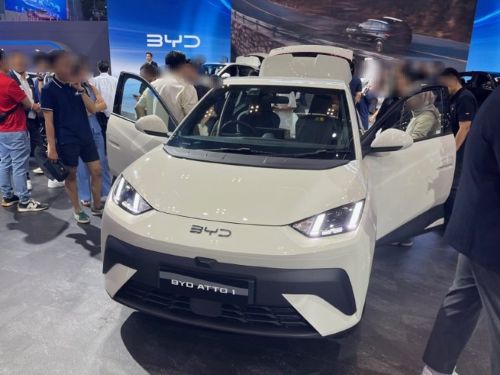 写真　BYDが発表した「ATTO 1」（ジェトロ撮影）