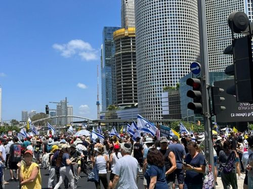 写真　テルアビブの中心部で行われた大規模デモ（ジェトロ撮影）