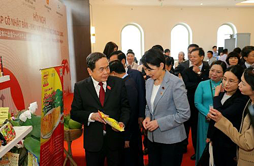 写真　交流するチャン・タイン・マン国会議長（左）と小渕優子日越友好議員連盟会長（右）（カントー市提供）