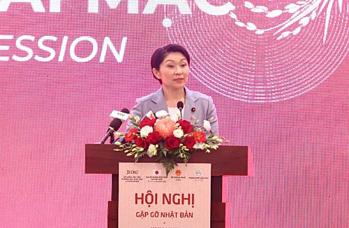 写真　セミナーであいさつする小渕会長（カントー市提供）