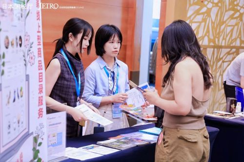 写真　バイヤーに「Japan Street」と「China Japan Street」をPR（ジェトロ撮影）