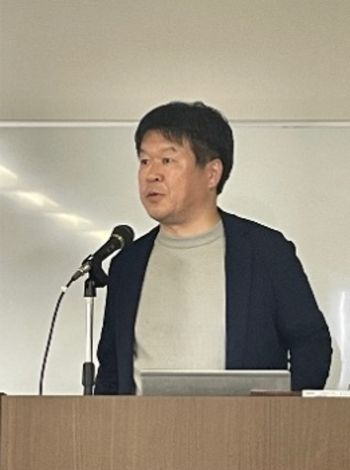 写真　香港向けインバウンド誘客のポイントを説明する清水代表取締役（ジェトロ撮影）