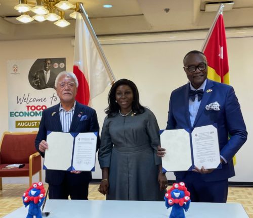 写真　大阪商工会議所とトーゴ商工会議所の覚書（MOU）締結式（ジェトロ撮影）