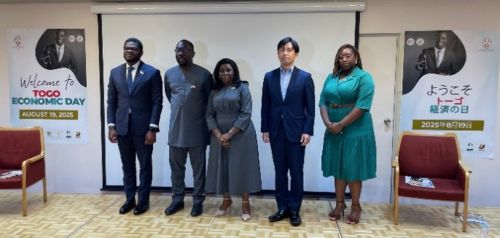 写真　登壇者によるフォトセッション（ジェトロ撮影）