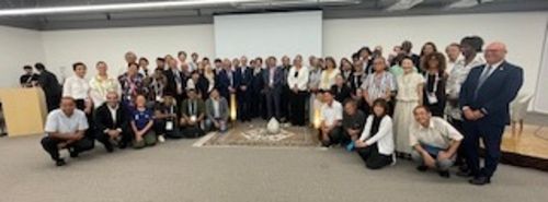 写真　セミナー終了後の参加者によるフォトセッション（ジェトロ撮影）