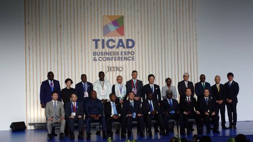 写真　インフラ分野案件の記念撮影（ジェトロ撮影）