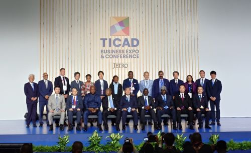 写真　ものづくり分野案件の記念撮影（ジェトロ撮影）