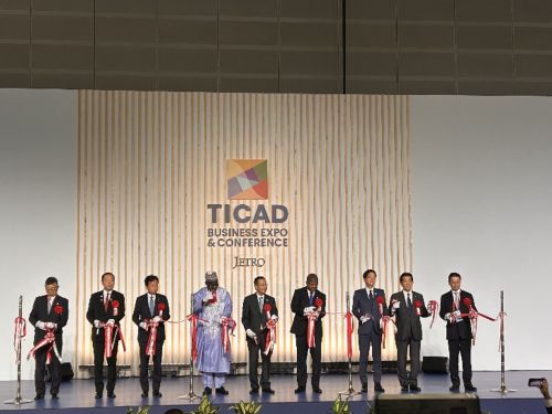 写真　テープカットの様子（ジェトロ撮影）