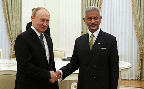 写真　プーチン大統領（左）と握手するジャイシャンカール外相（ロシア政府発表資料より）