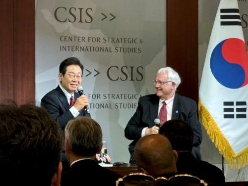 写真　CSISでのイベントの様子。（左）李大統領、（右）ハムレ所長（ジェトロ撮影）
