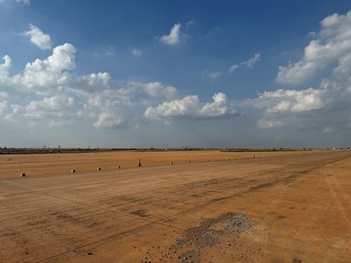 写真　ロンタイン国際空港の滑走路と低地（ジェトロ撮影、8月19日視察）