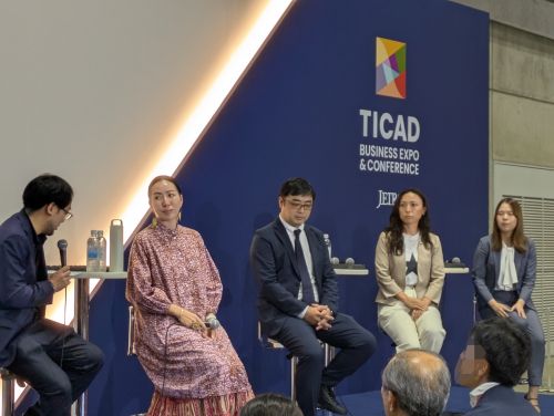 写真　パネルディスカッションの様子（ジェトロ撮影）