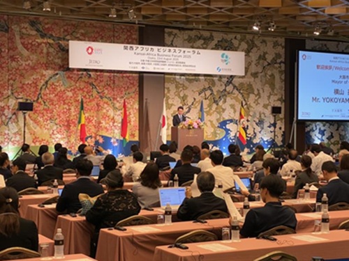 写真　横山大阪市長による開会あいさつの様子（ジェトロ撮影）