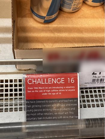 写真　ロンドン市内のスーパーマーケットの高カフェインエナジードリンク販売コーナー（「CHALLENGE 16」は16歳以上か年齢確認するという意味）（ジェトロ撮影）