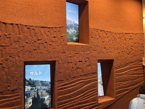 写真　ヨルダンパビリオンに展示している土壁（ジェトロ撮影）