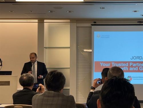 写真　プレゼンテーションを行うザーヘル・ガタルネ投資省事務総長（ジェトロ撮影）