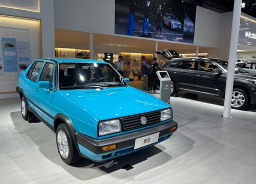 写真　第28回成都国際モーターショーで展示されたジェッタの旧モデル（ジェトロ撮影）