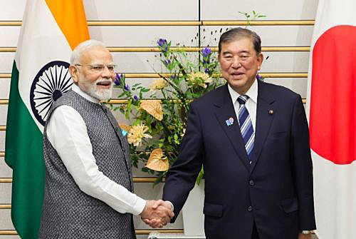 写真　握手するモディ首相と石破首相（日本の首相官邸サイトより）