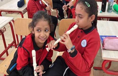 写真　EJSでの音楽の授業の様子（ヤマハ提供）