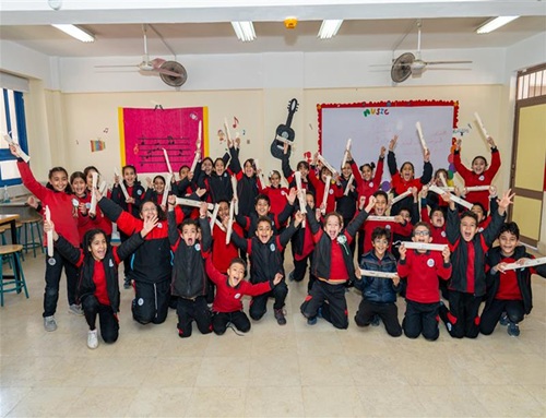 写真　EJSでの音楽の授業を楽しむ生徒の様子（ヤマハ提供）