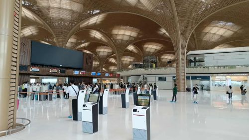 写真　自動チェックイン機およびチェックインカウンターの様子（ジェトロ撮影）