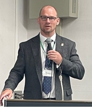 写真　スピーチするブリトン会頭（ジェトロ撮影）